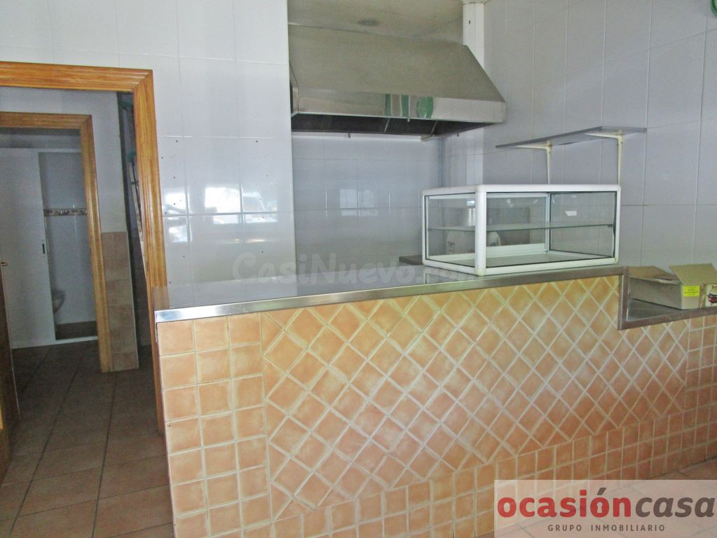 LOCAL COMERCIAL EN LA URBANIZACIÓN "LOS JARDINES 4" - foto 4