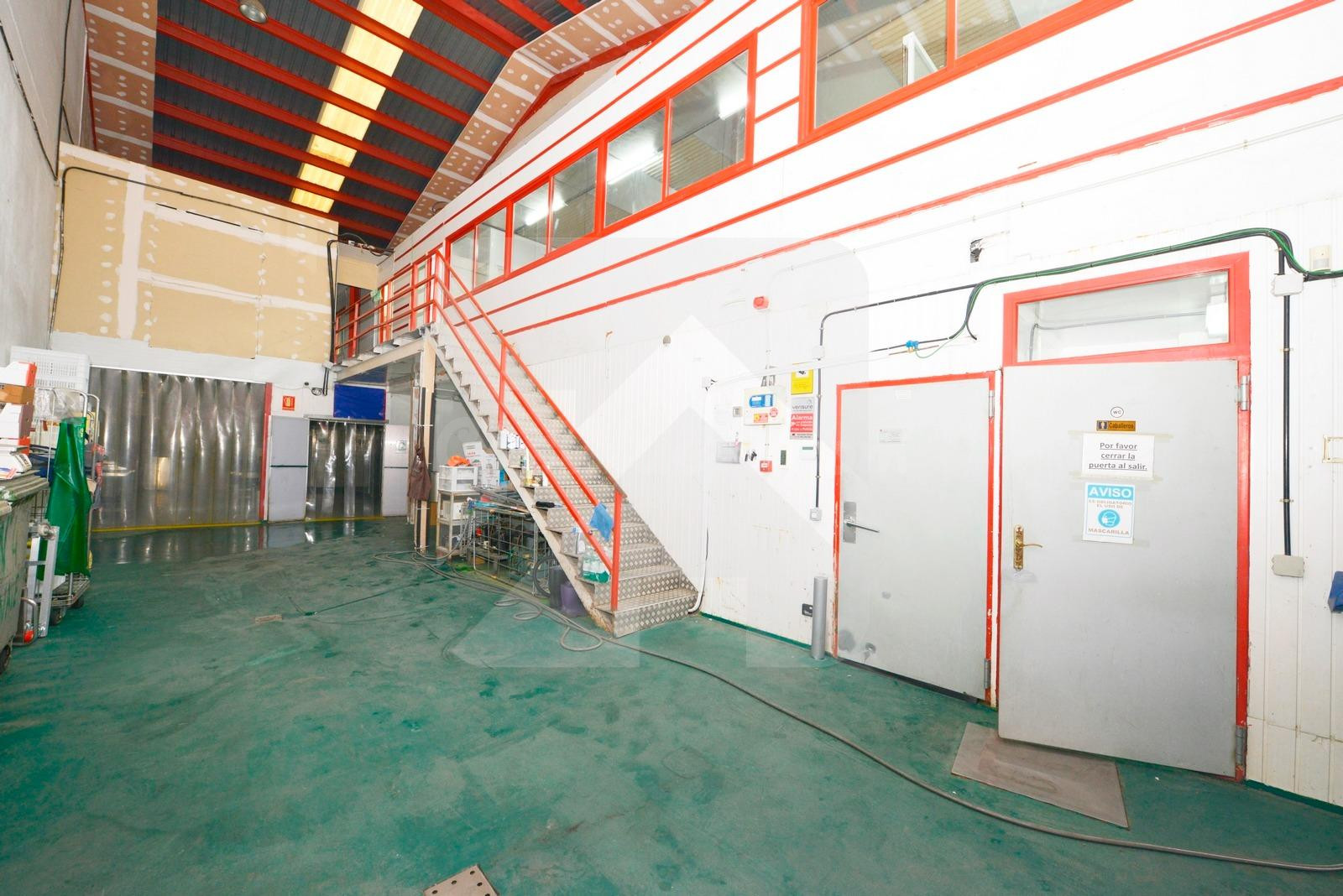 NAVE INDUSTRIAL CON CÁMARAS FRIGORÍFICAS