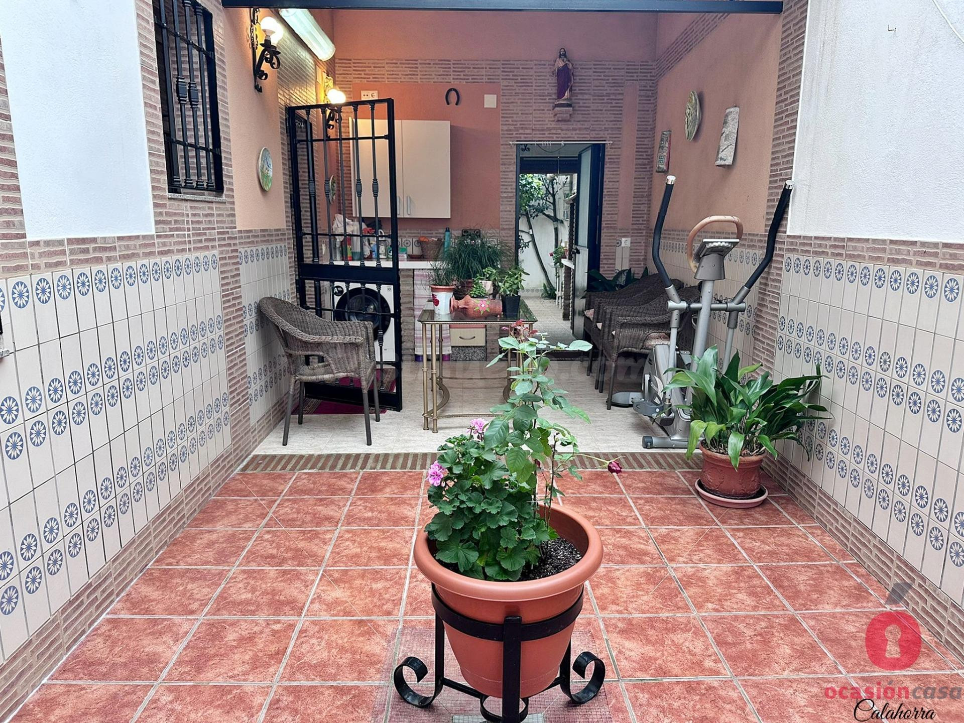GRAN CASA EN LA BARRIADA DE SANTA CRUZ - ENTRAR A VIVIR