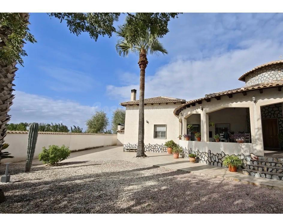 Villa exclusiva con amplios espacios y entorno privilegiado  - foto 2