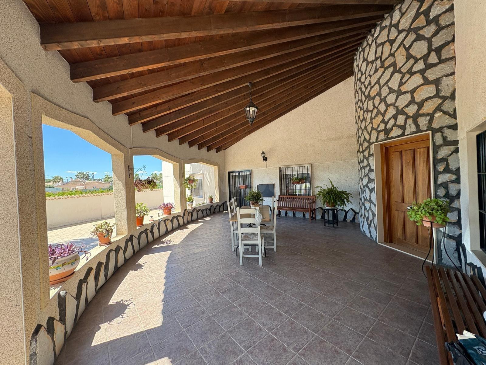 Villa exclusiva con amplios espacios y entorno privilegiado  - foto 3