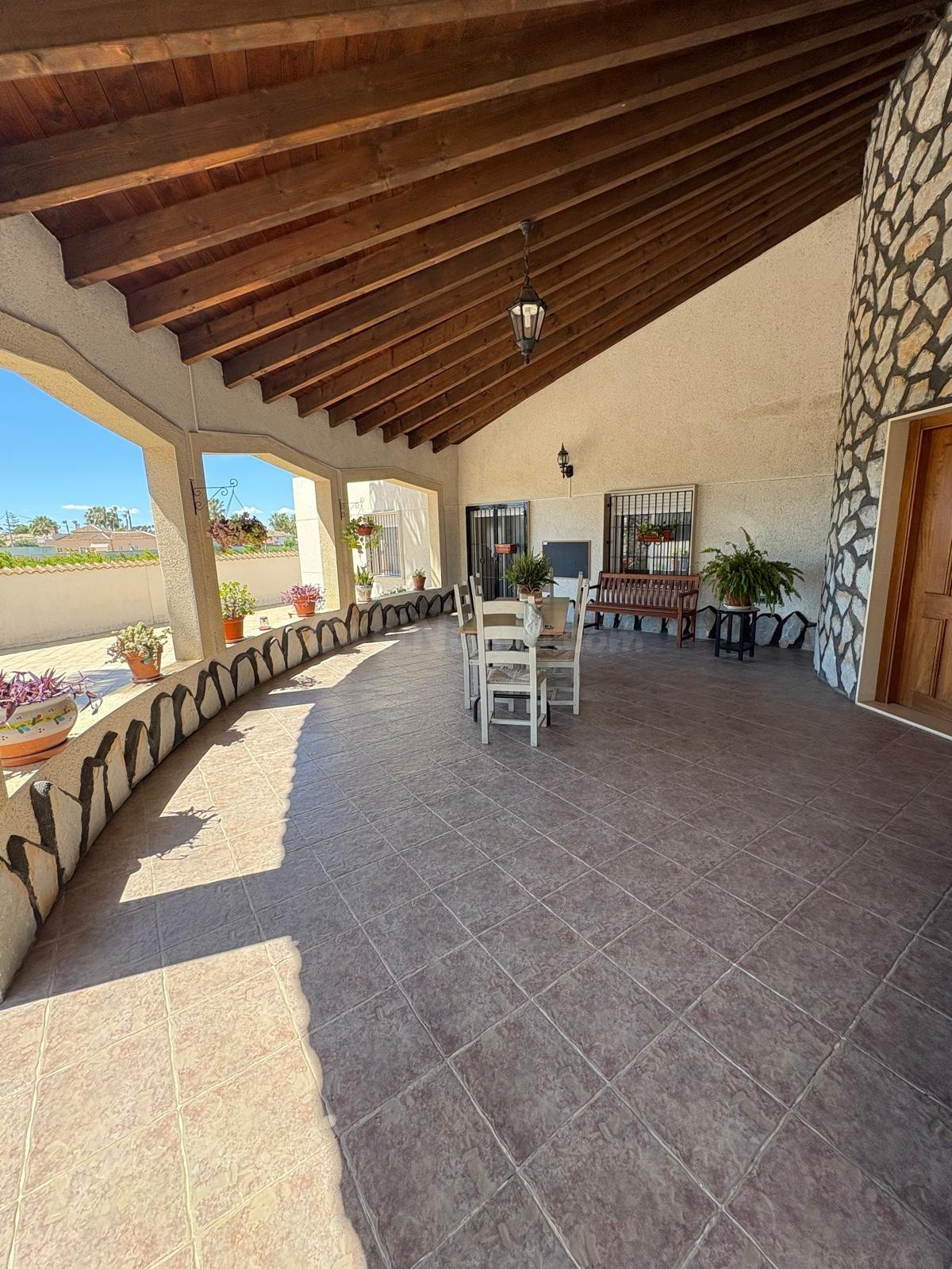Villa exclusiva con amplios espacios y entorno privilegiado  - foto 4