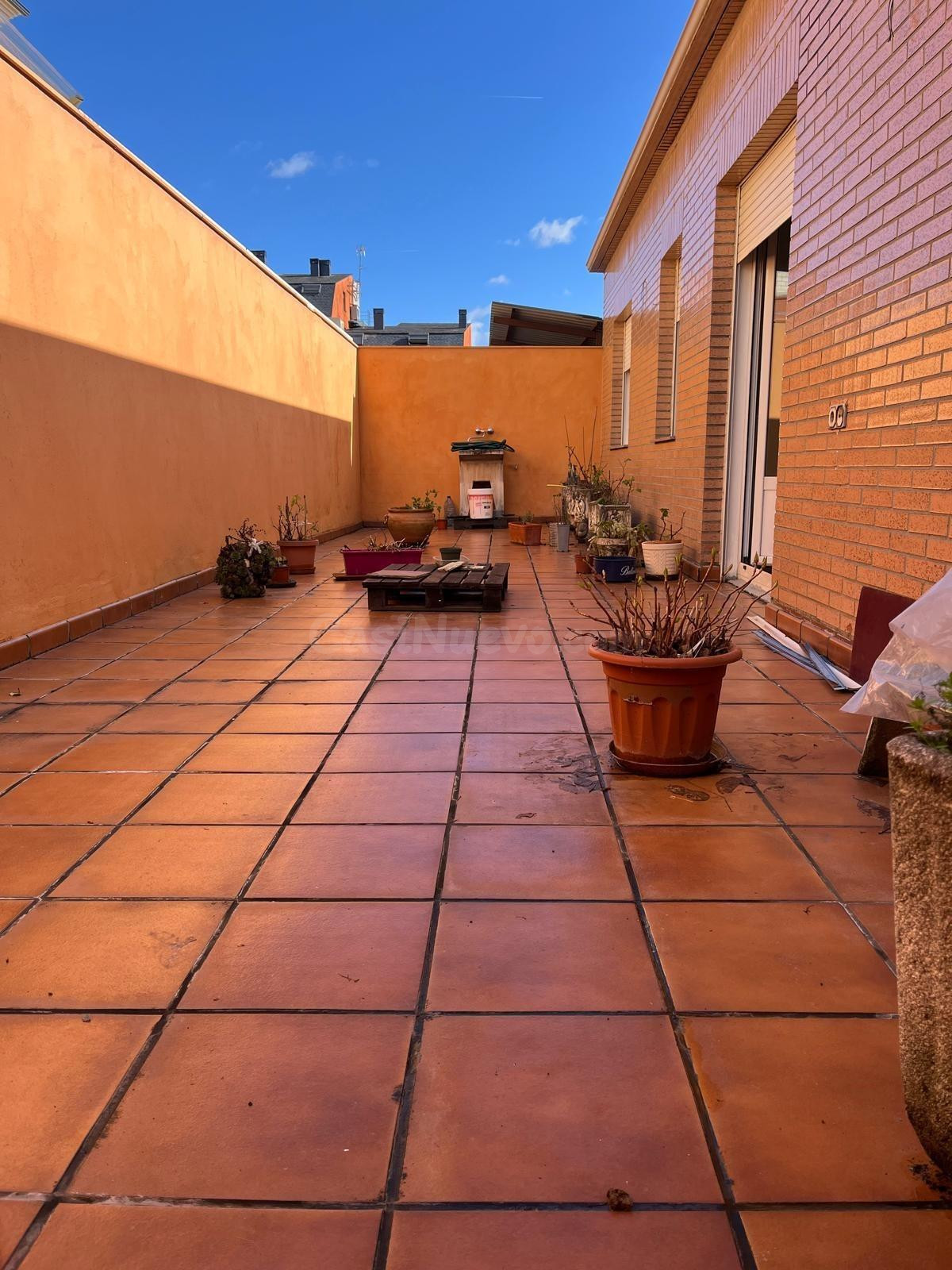 Amplia Casa en Cuatrovientos, con terraza y 4 cocheras Ponfe