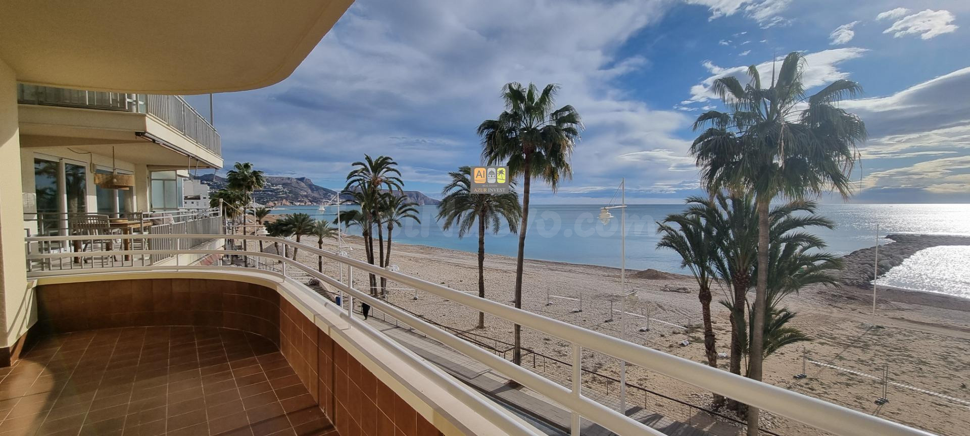 SE ALQUILA MAGNÍFICO APARTAMENTO EN PRIMERA LÍNEA DE PLAYA DE ALTEA