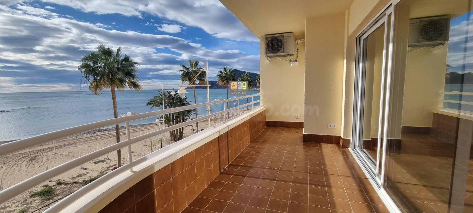 SE ALQUILA MAGNÍFICO APARTAMENTO EN PRIMERA LÍNEA DE PLAYA D - foto 2