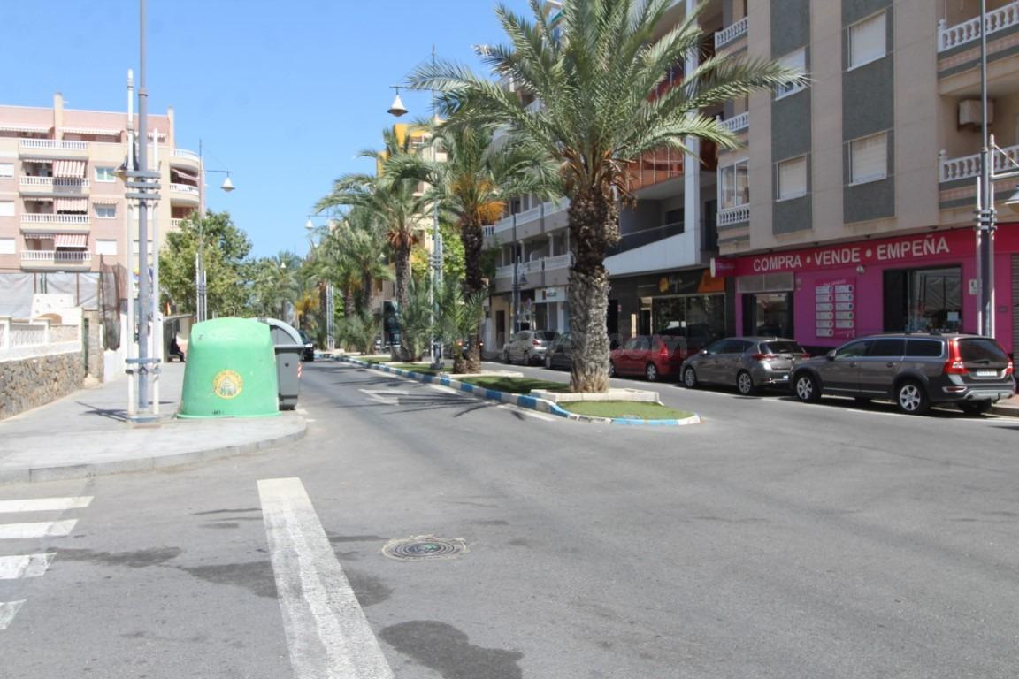 OPORTUNIDAD EN AV. HABANERAS TORREVIEJA - foto 2