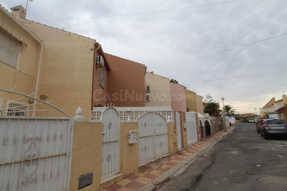 BONITO CHALET ADOSADO EN LA ZONA DE VILLASOL TORREVIEJA