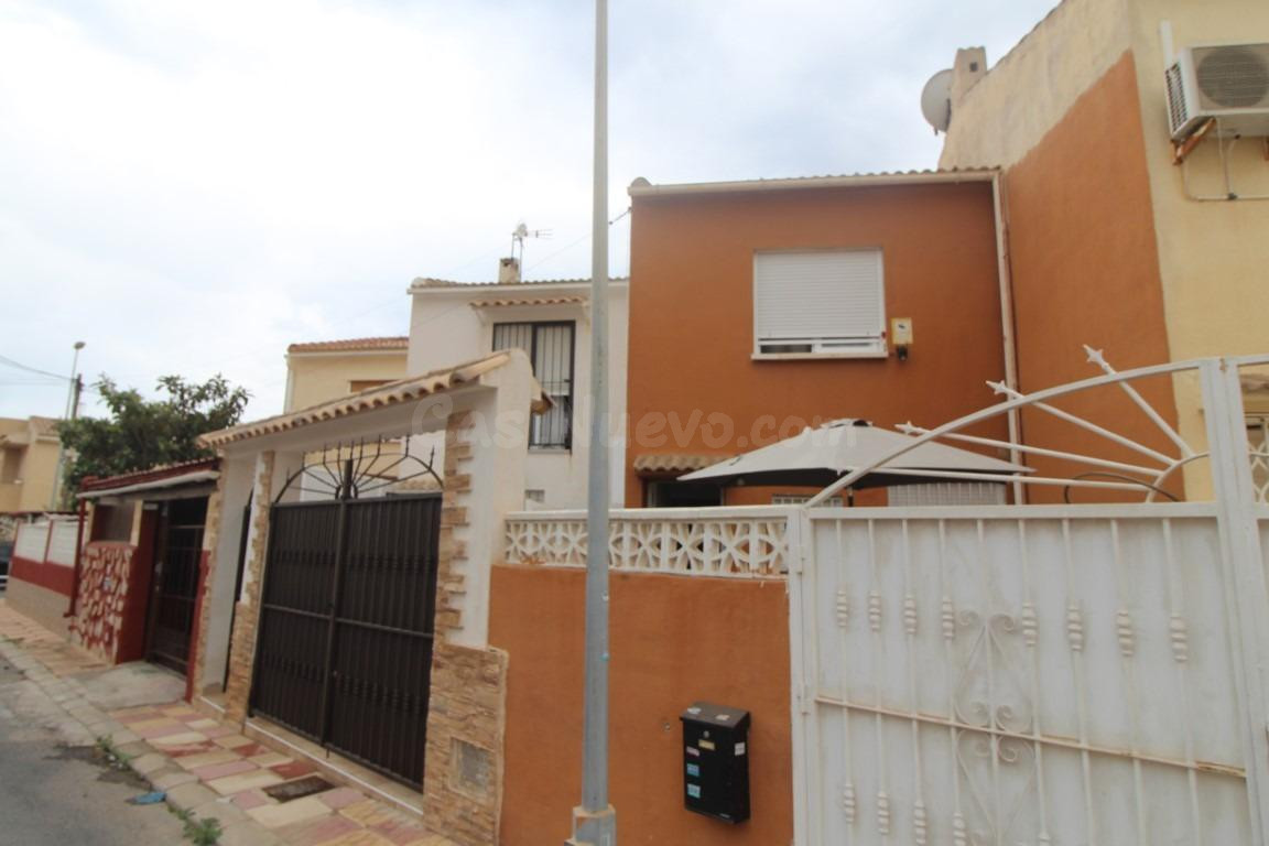 BONITO CHALET ADOSADO EN LA ZONA DE VILLASOL TORREVIEJA - foto 2