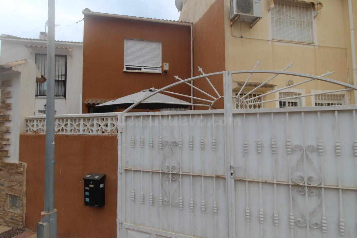 BONITO CHALET ADOSADO EN LA ZONA DE VILLASOL TORREVIEJA - foto 3