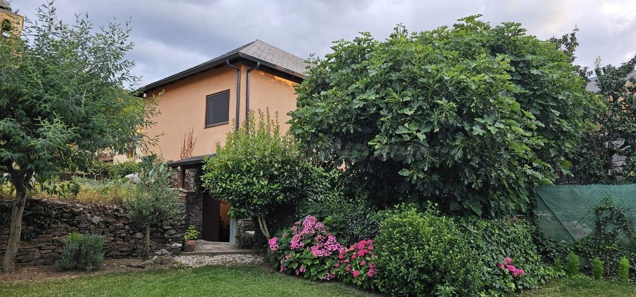 VENTA: Casa con Terreno en Villar de Los Barrios