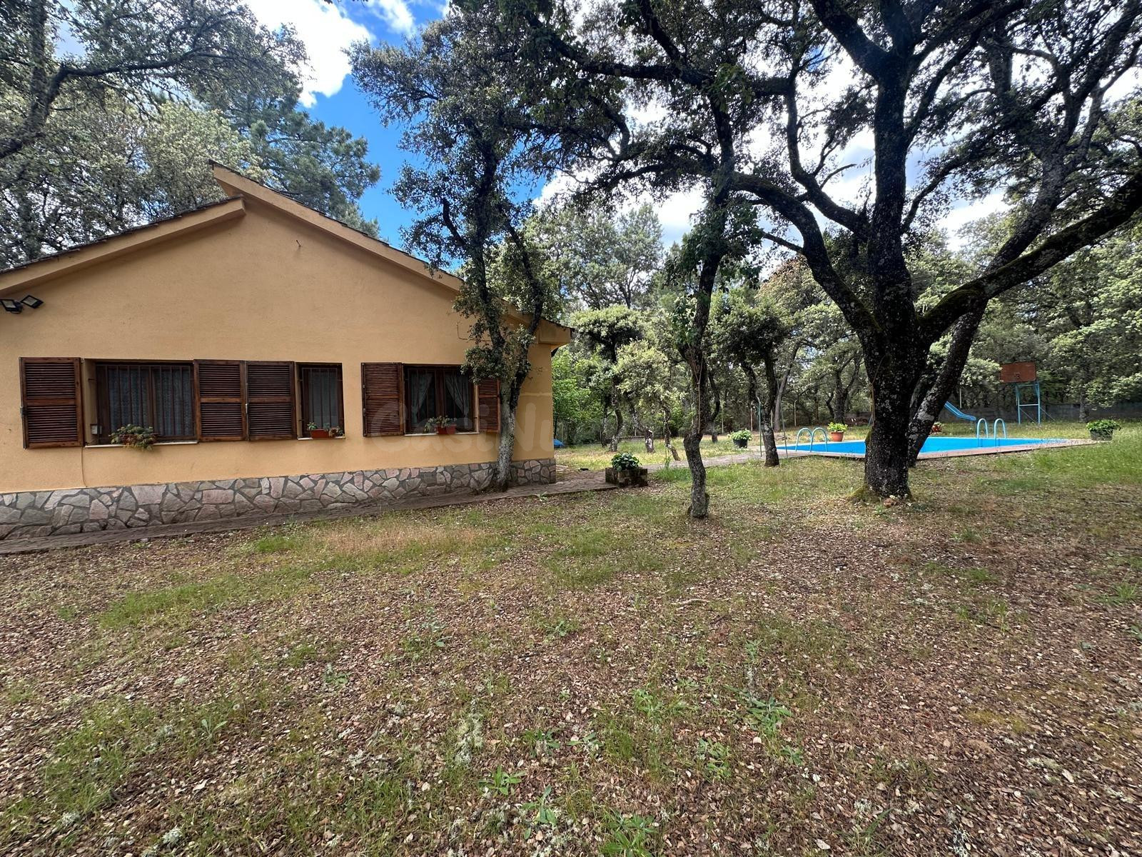 VENTA: Casa con Terreno y Piscina en Cueto.