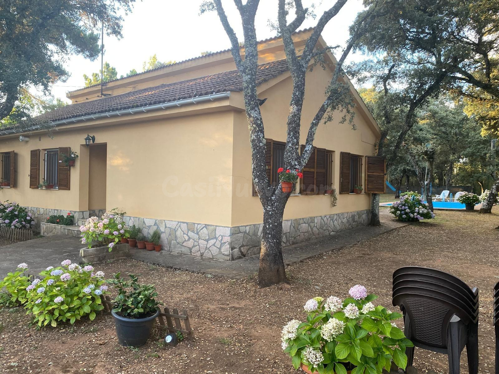 VENTA: Casa con Terreno y Piscina en Cueto. - foto 2