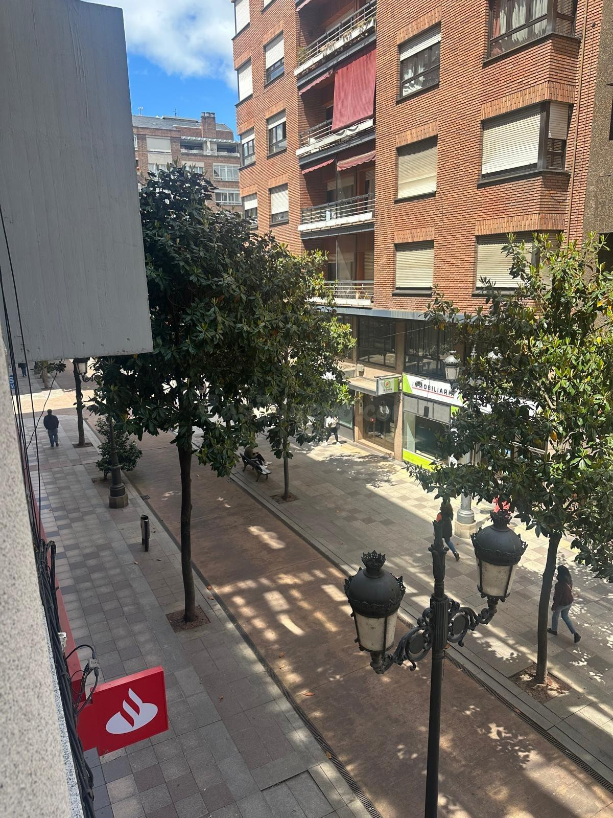 VENTA: Amplio y Luminoso Piso en el Centro de Ponferrada - foto 2
