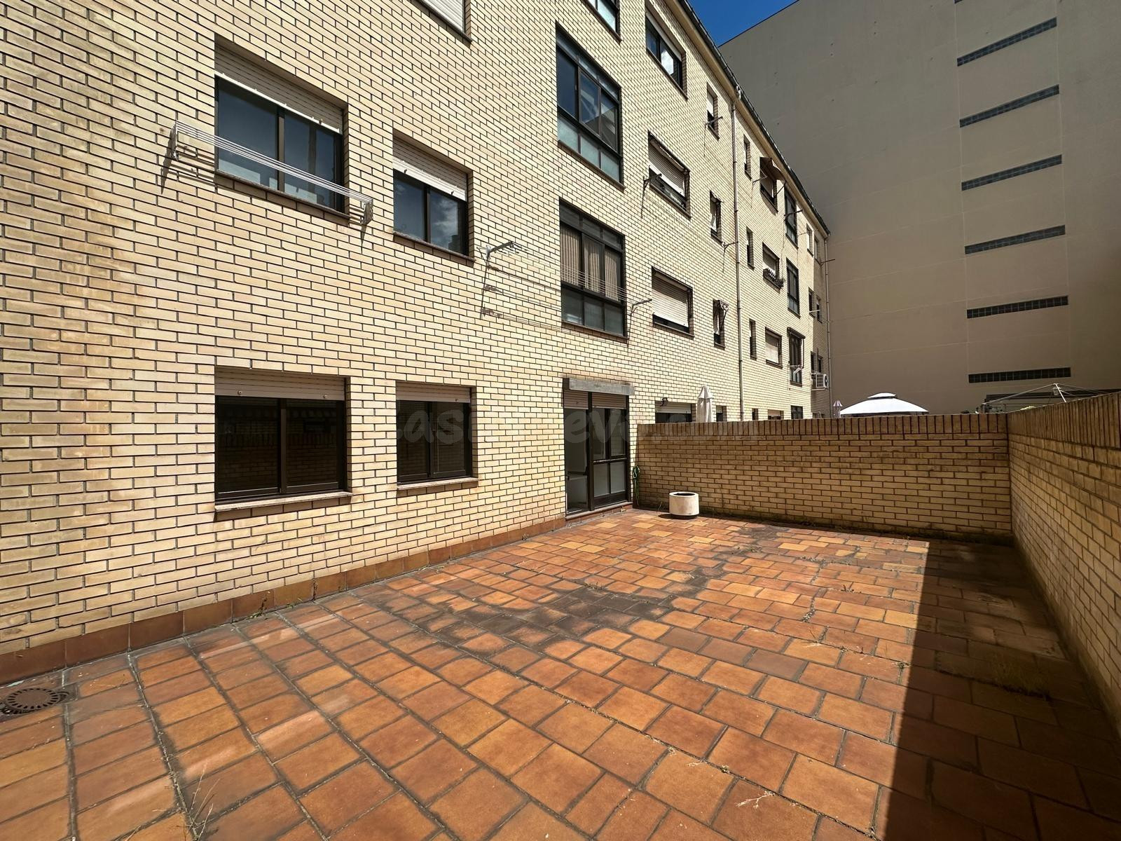 VENTA: Amplio y Luminoso Piso en el Centro de Ponferrada - foto 3
