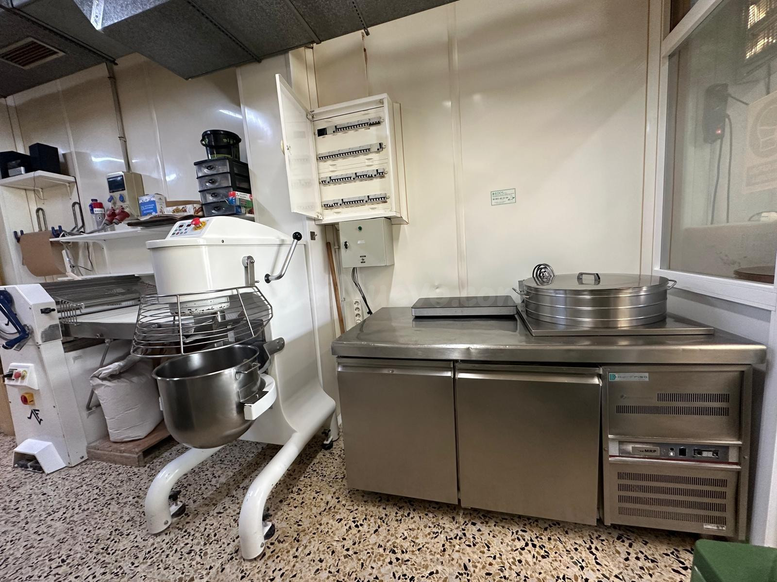 VENTA: Local Comercial con Negocio en funcionamiento. - foto 4