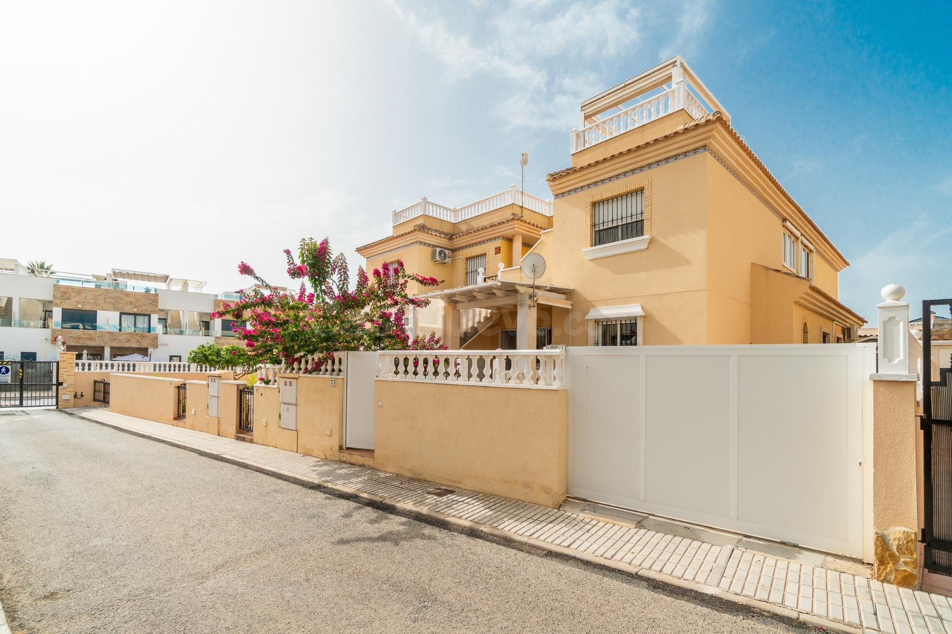 Planta baja con amplio jardín en Orihuela Costa - foto 2