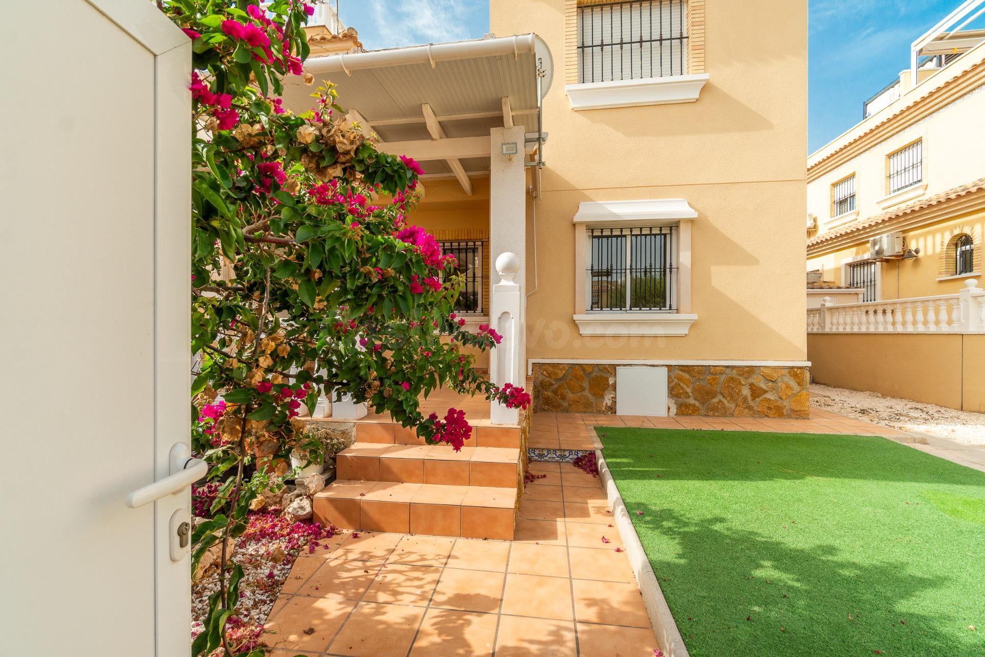 Planta baja con amplio jardín en Orihuela Costa - foto 3