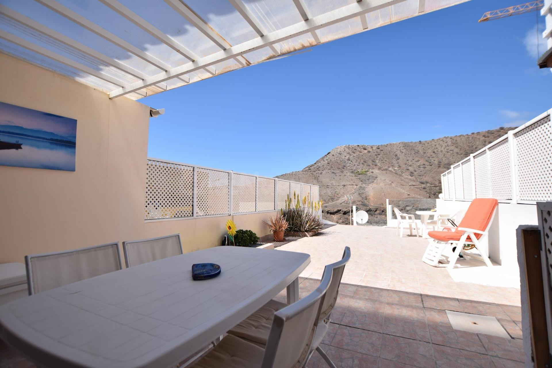 Casa con terraza amplia y soleada para pasar el invierno.