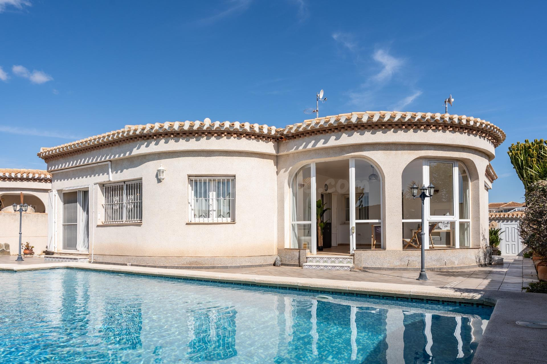 CHALET EN PLANTA BAJA CON 3 DORMITORIOS, GARAJE Y PISCINA EN