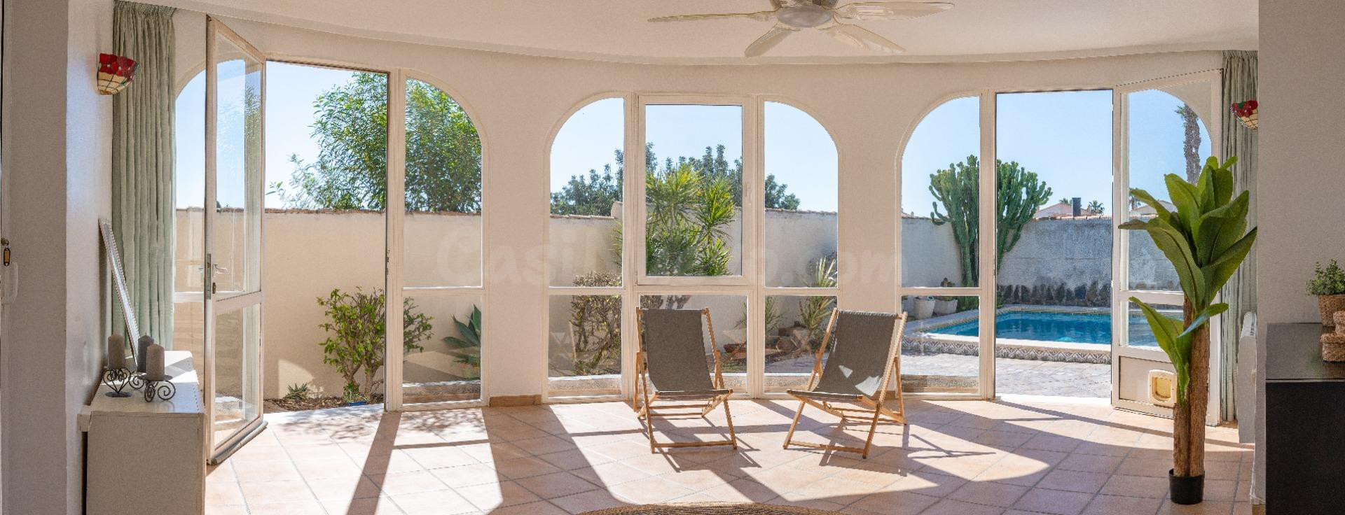 CHALET EN PLANTA BAJA CON 3 DORMITORIOS, GARAJE Y PISCINA EN - foto 3