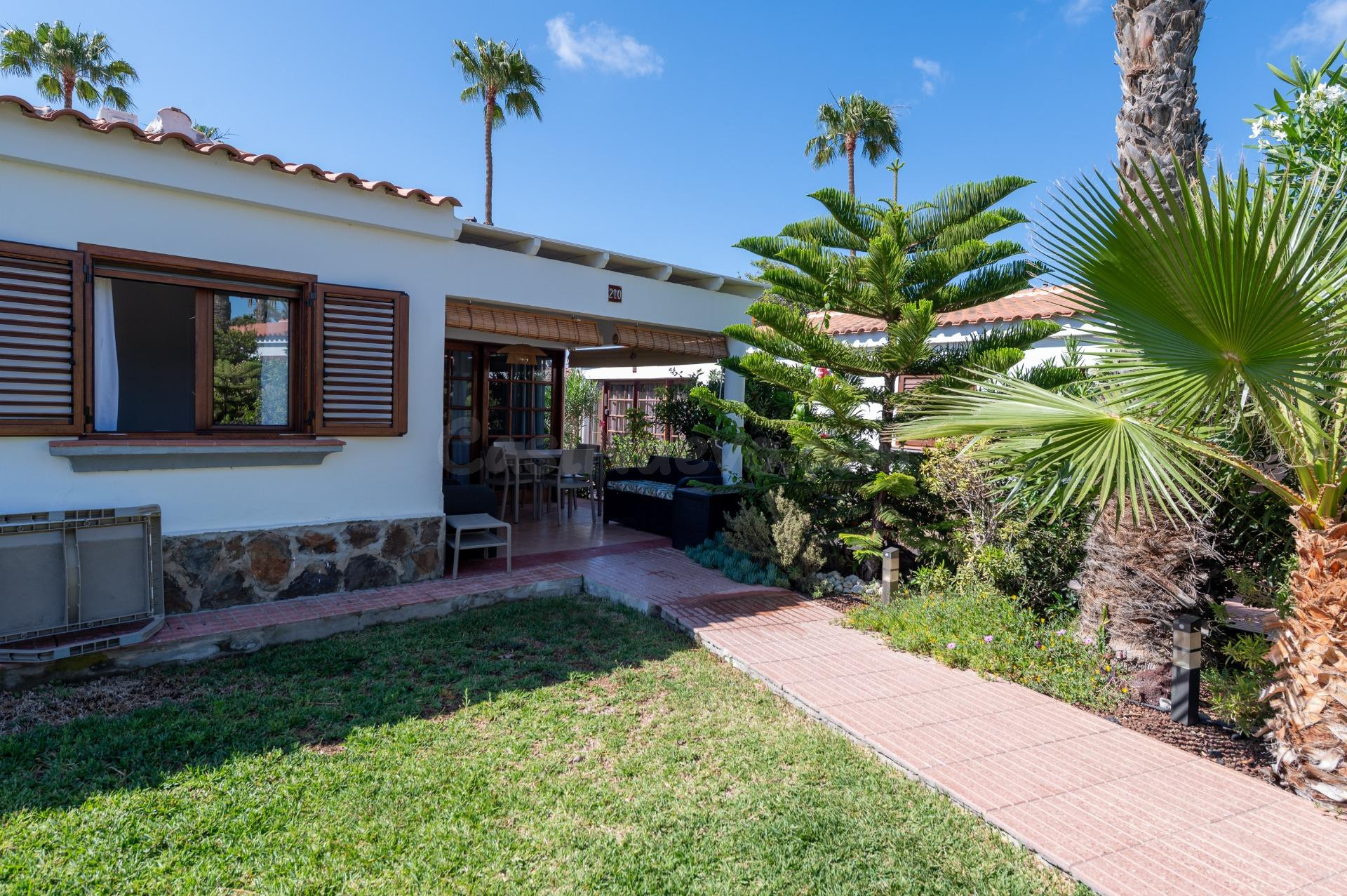 Encantador bungaló en una urbanización tranquila junto al campo de golf