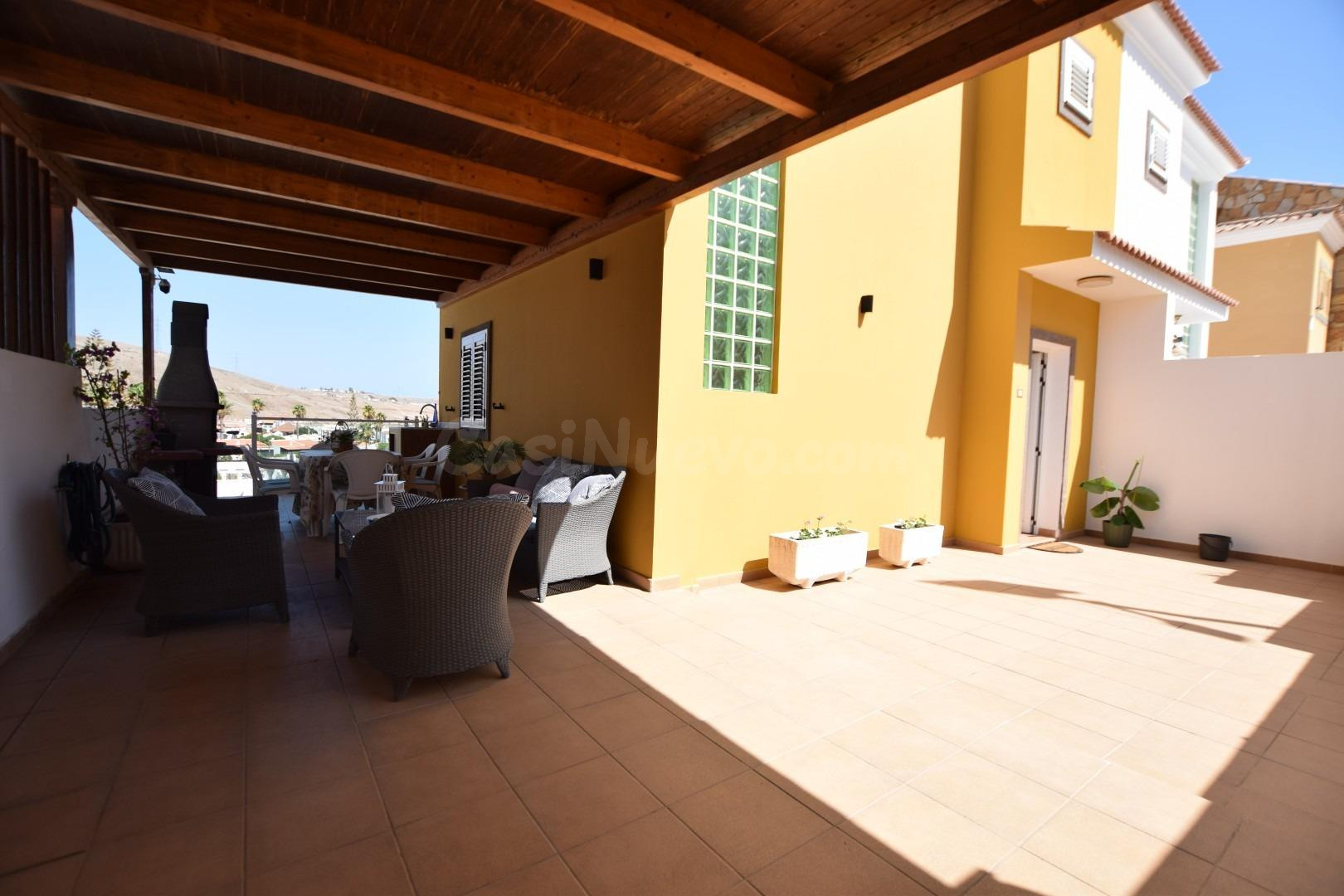 Casa de tres plantas con vistas al mar y amplia terraza
