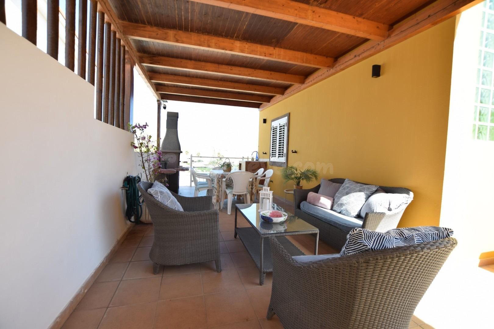 Casa de tres plantas con vistas al mar y amplia terraza - foto 2