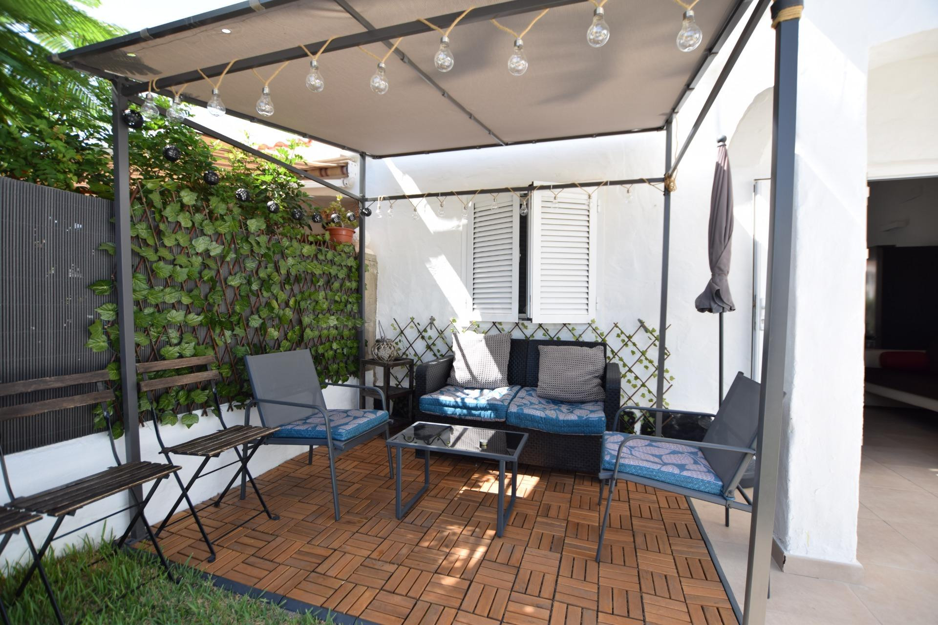 Bungalow con terraza grande para relajar - foto 3