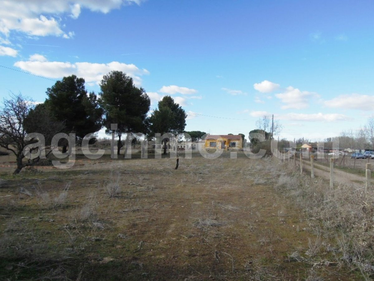 Parcela con vivienda.