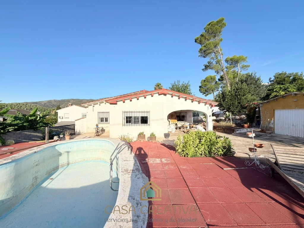 CASA CON PARCELA DE 1.100 M2, PISCINA Y 90 M2 DE VIVIENDA EN
