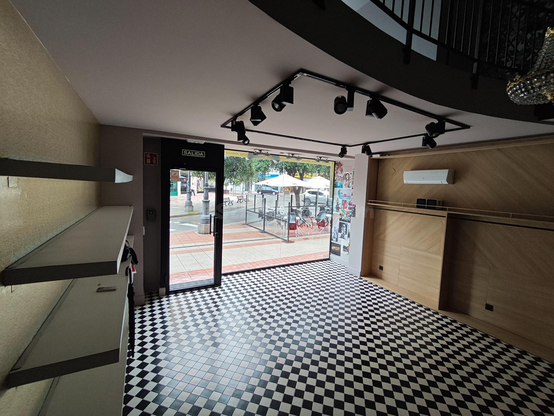 Local Comercial en el Corazón de Ponferrada - foto 4