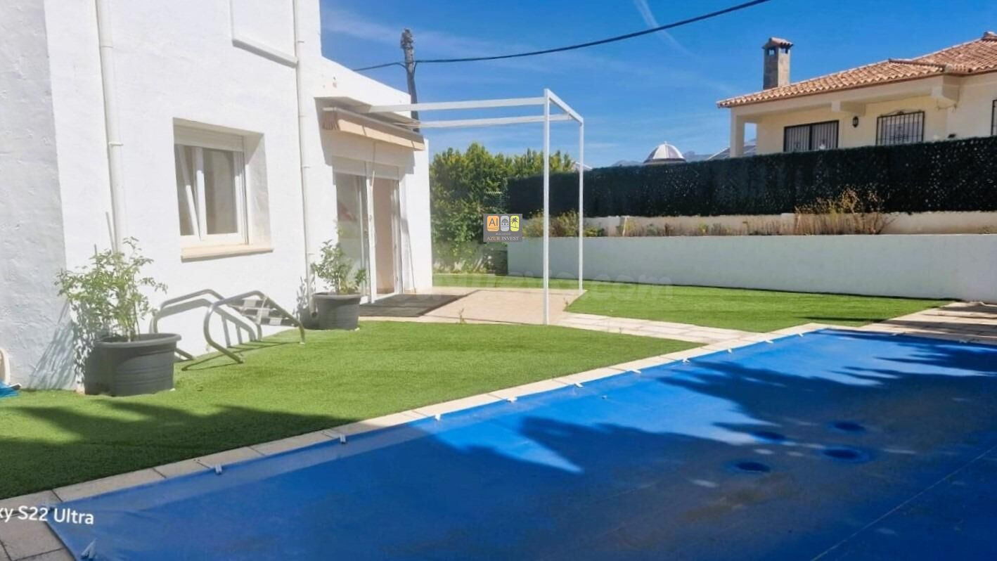 Chalet en venta con piscina privada en Albir