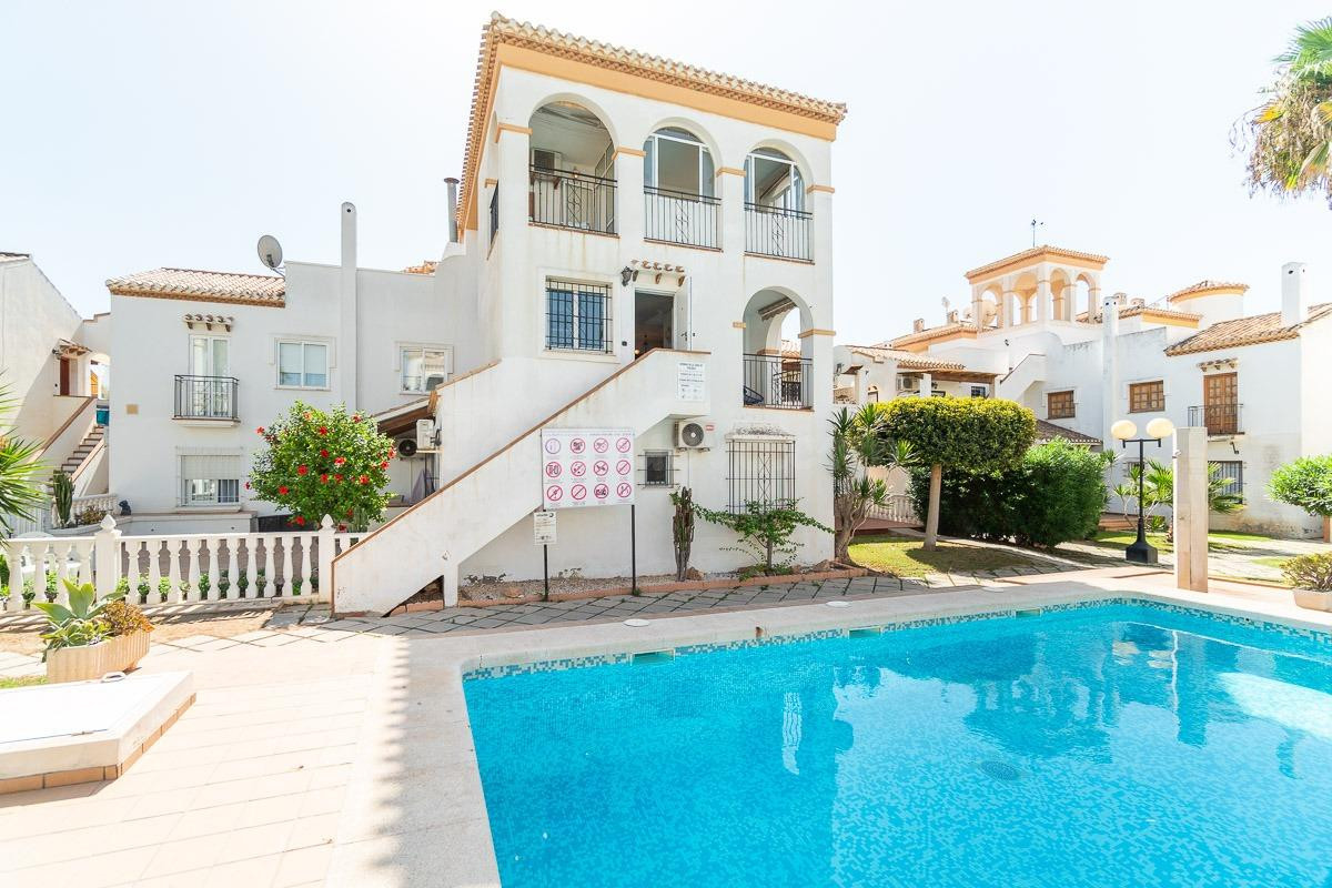DUPLEX DE 120 M2 MIRANDO A PISCINA Y JARDINES COMUNITARIOS E