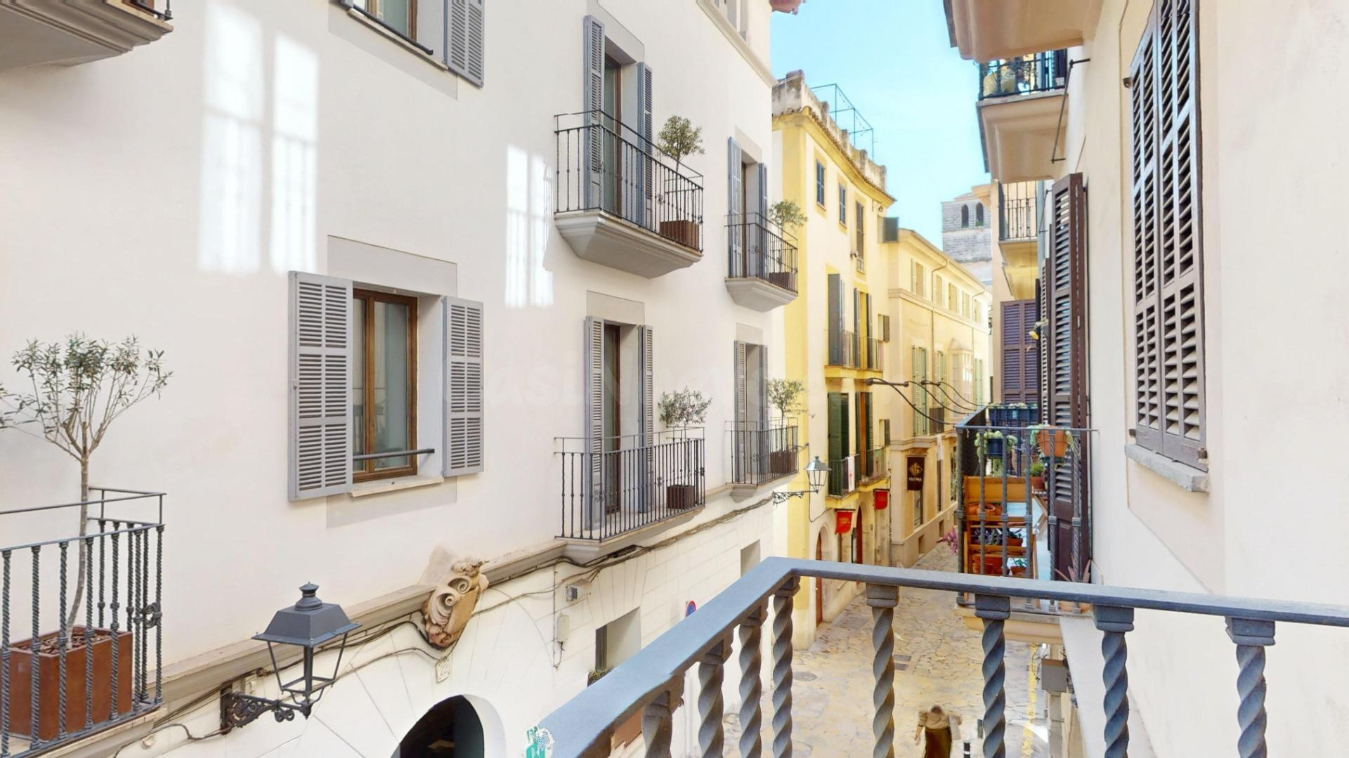 Amplia vivienda con carácter en la histórica Calle Sant Jaume
