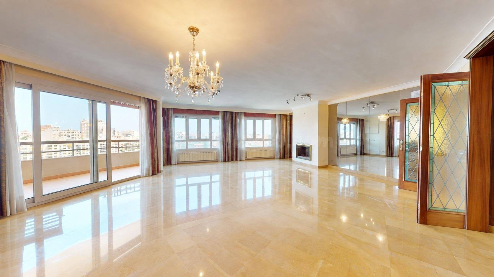 Exclusivo, luminoso y amplio piso con varias terrazas y vist