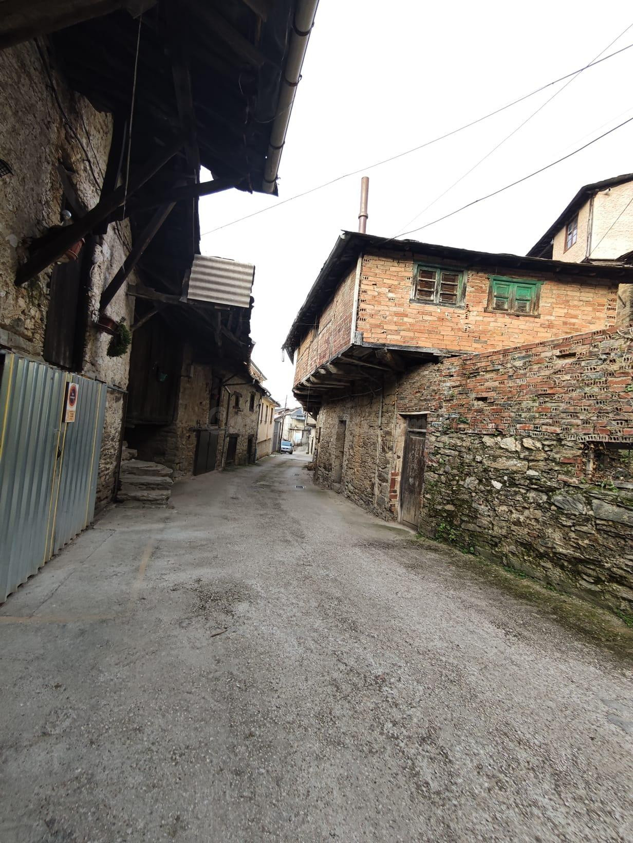 Casa de Pueblo en Priaranza del Bierzo - Oportunidad para Re