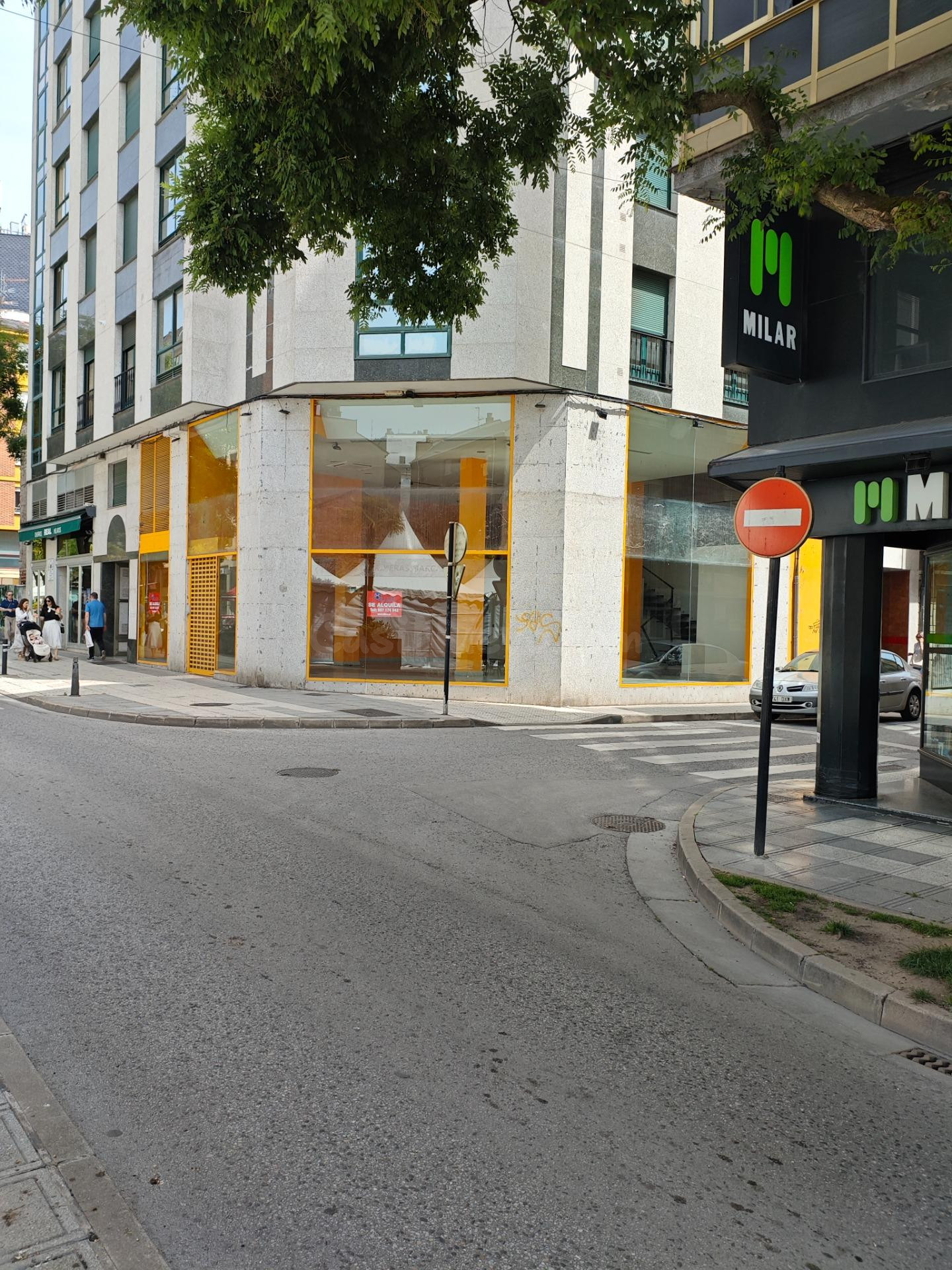 Amplio Local Comercial en el Centro de Ponferrada por solo €