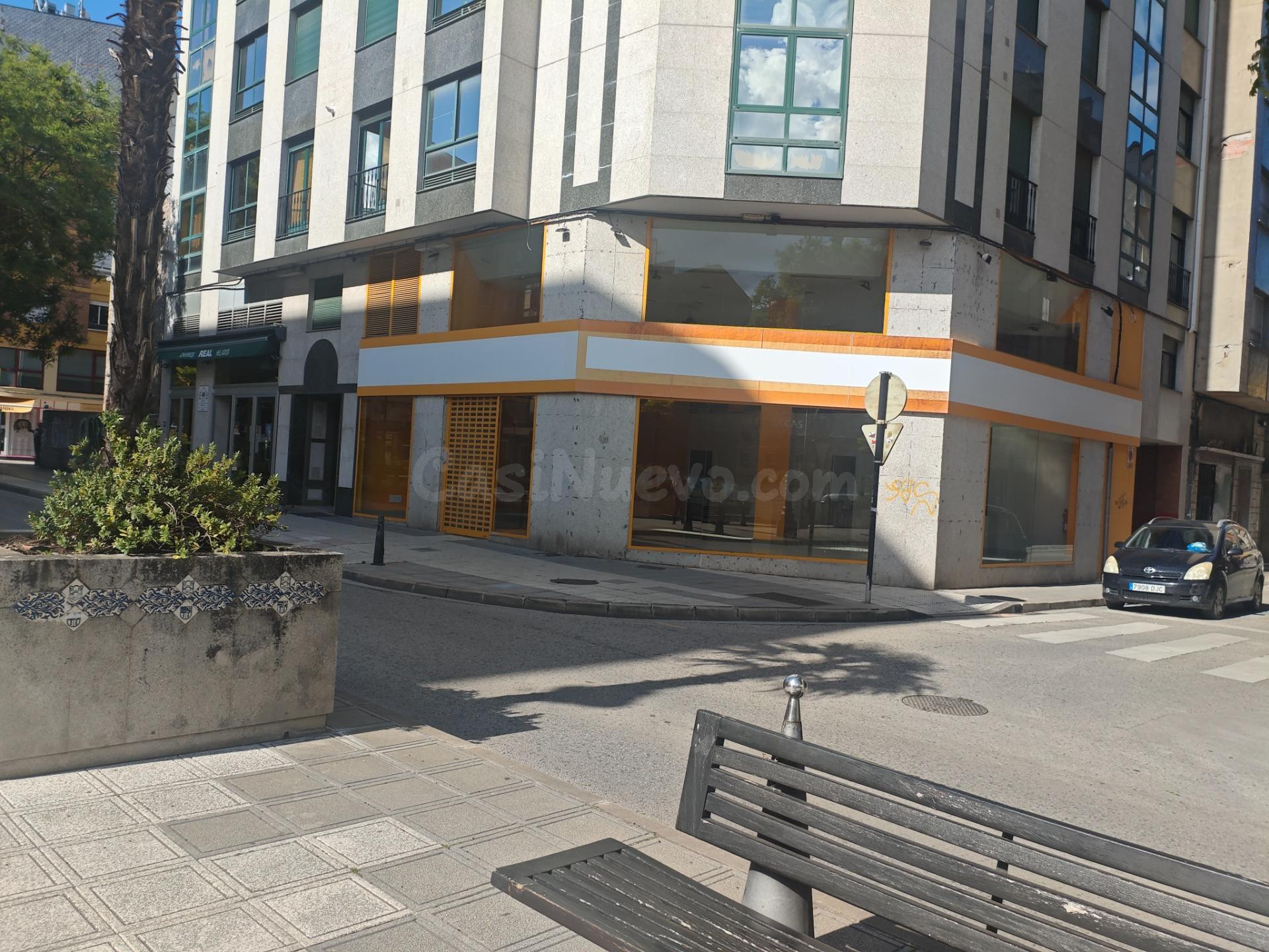 Amplio Local Comercial en el Centro de Ponferrada por solo € - foto 2