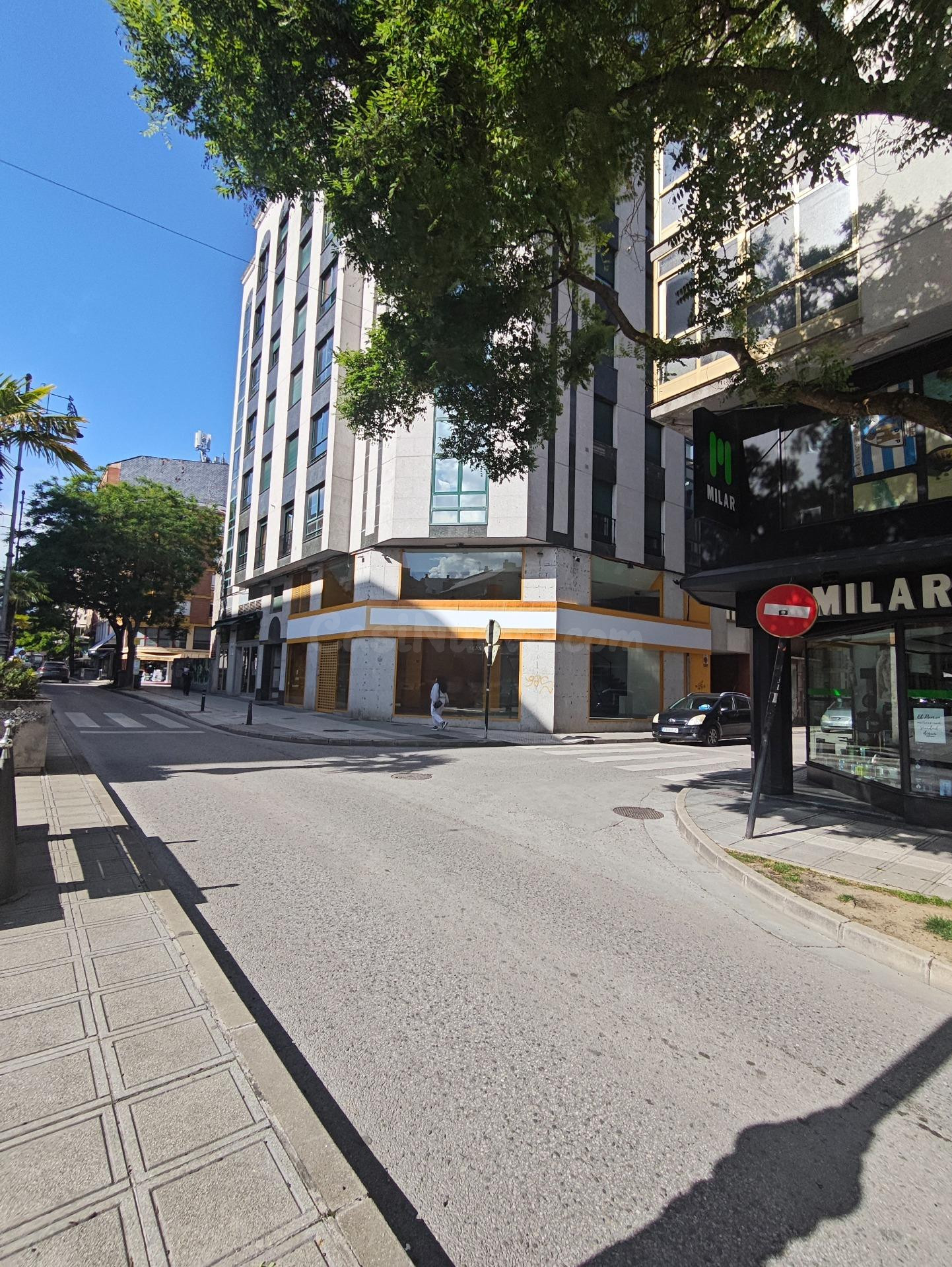 Amplio Local Comercial en el Centro de Ponferrada por solo € - foto 4