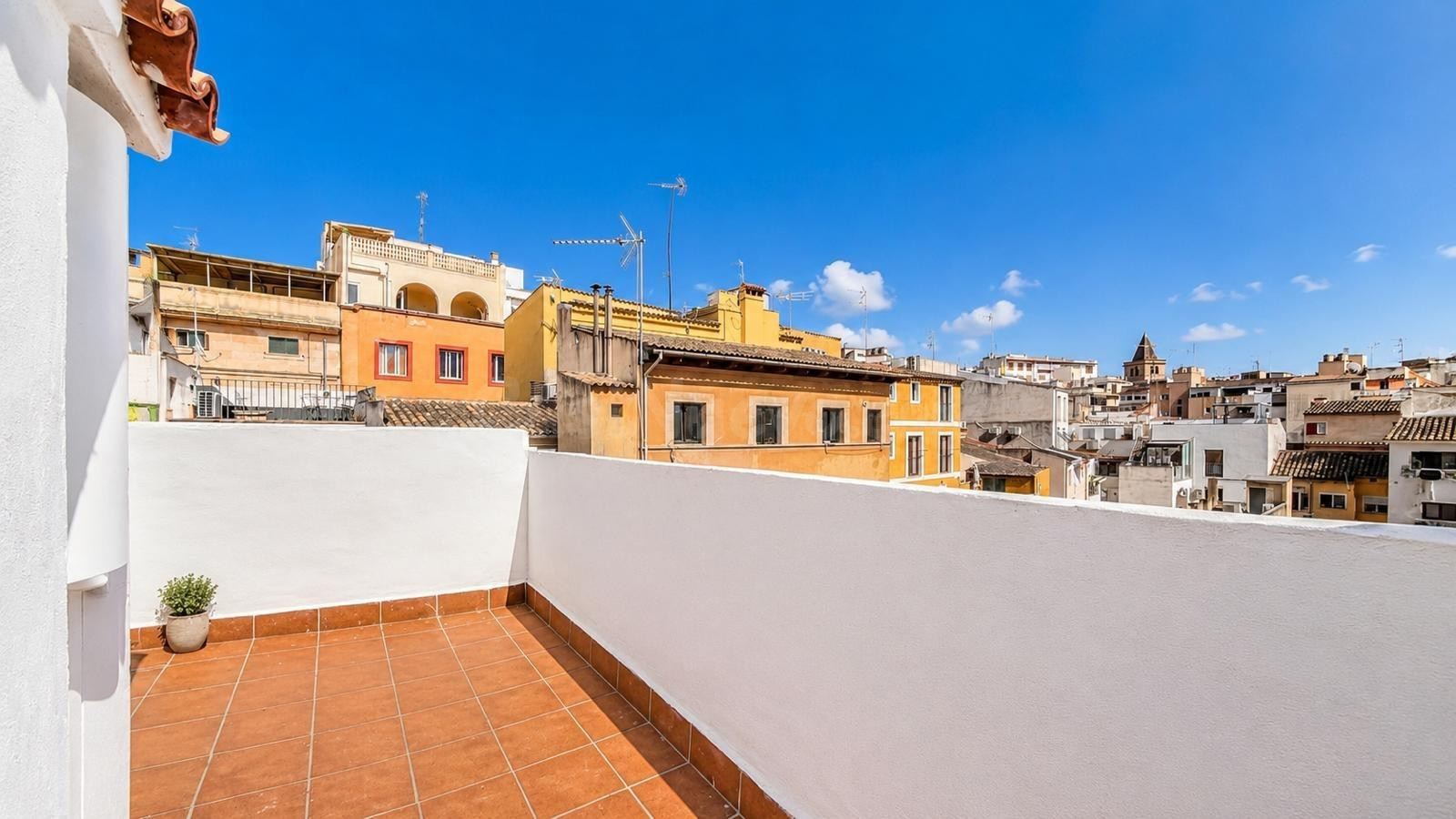 Auténtico ático con encanto histórico y terraza privada - foto 2