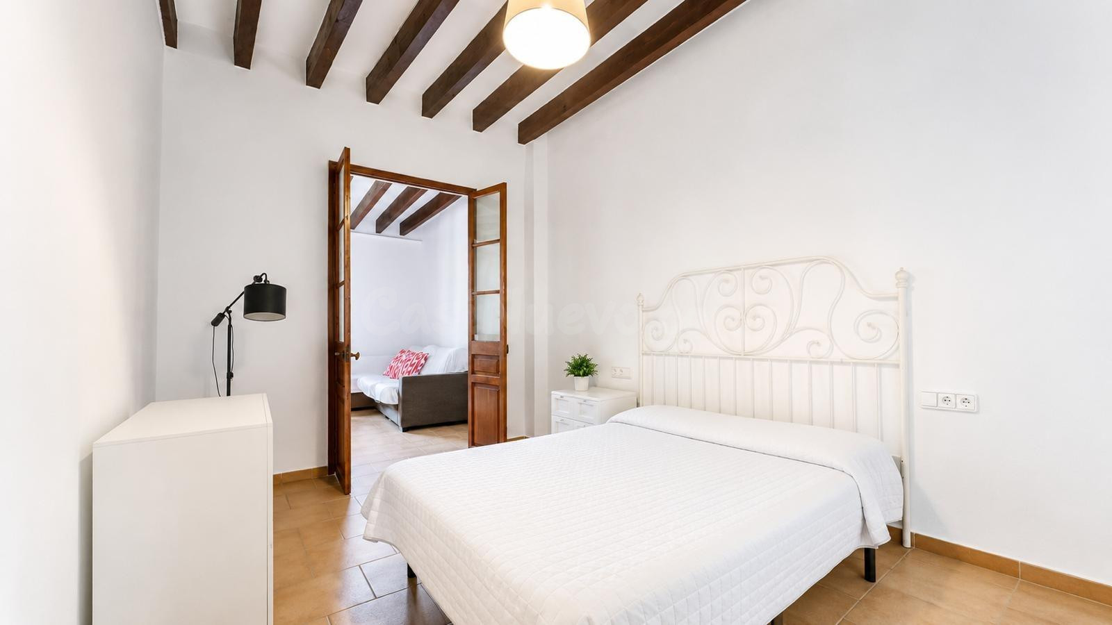 Auténtico ático con encanto histórico y terraza privada - foto 4