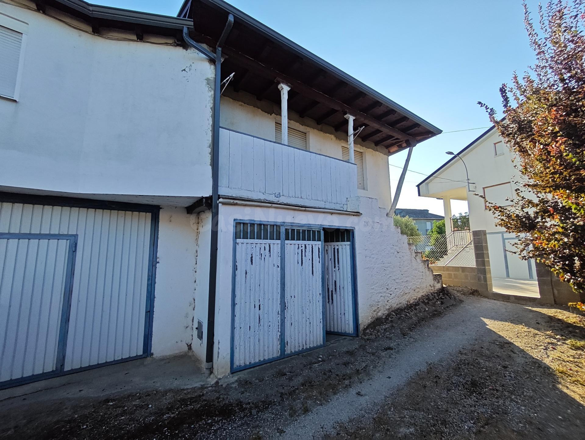 Amplia Casa con Terreno en Valtuille de Abajo - foto 3