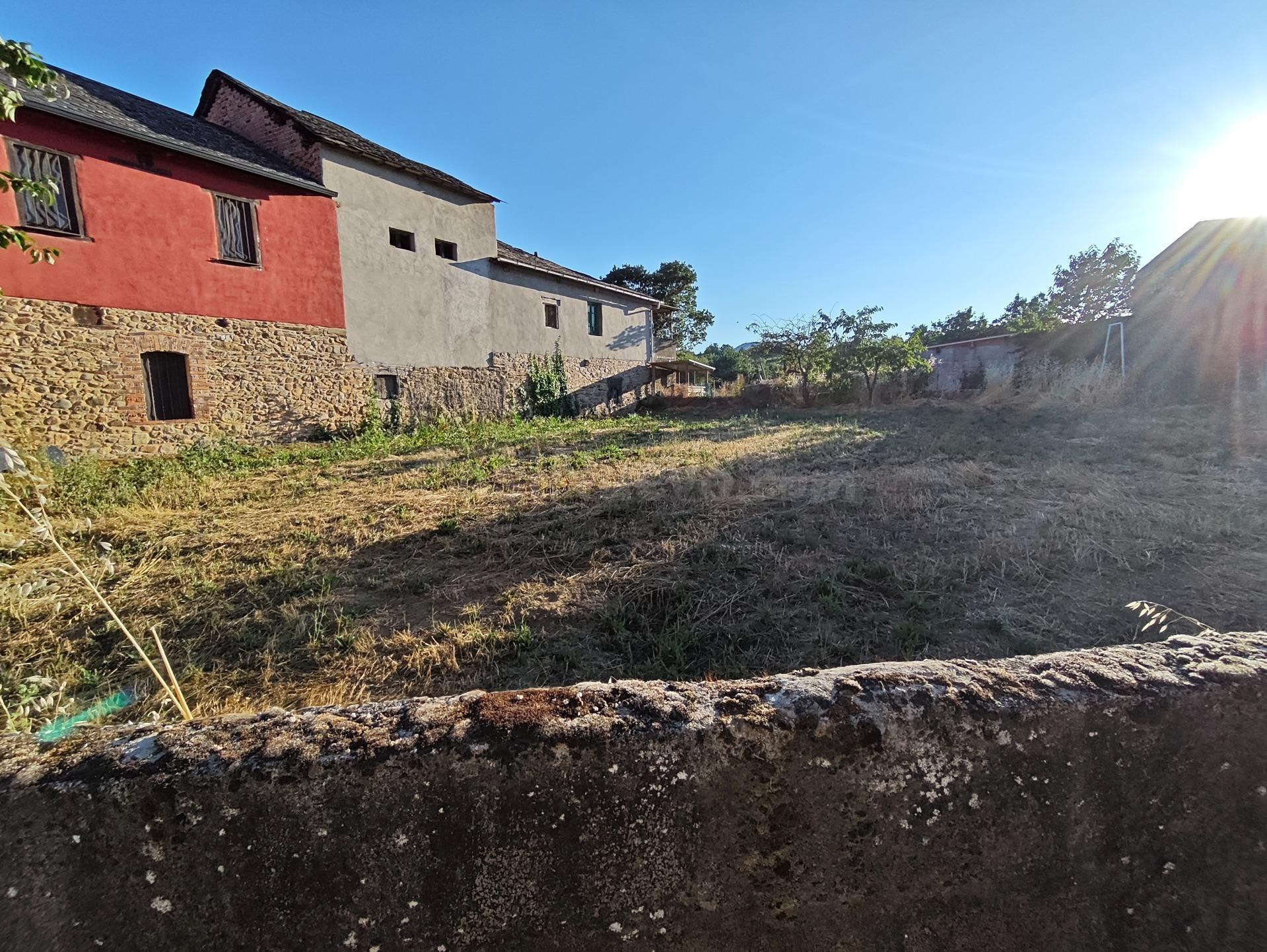 Amplia Casa con Terreno en Valtuille de Abajo - foto 5