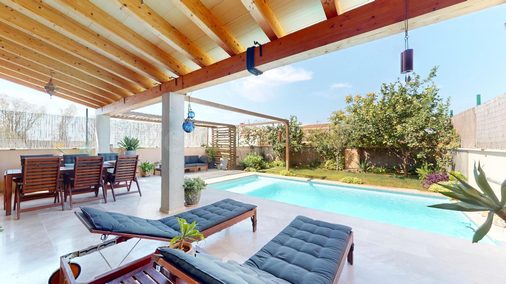 Exclusiva vivienda con piscina, placas solares y lista para  - foto 2