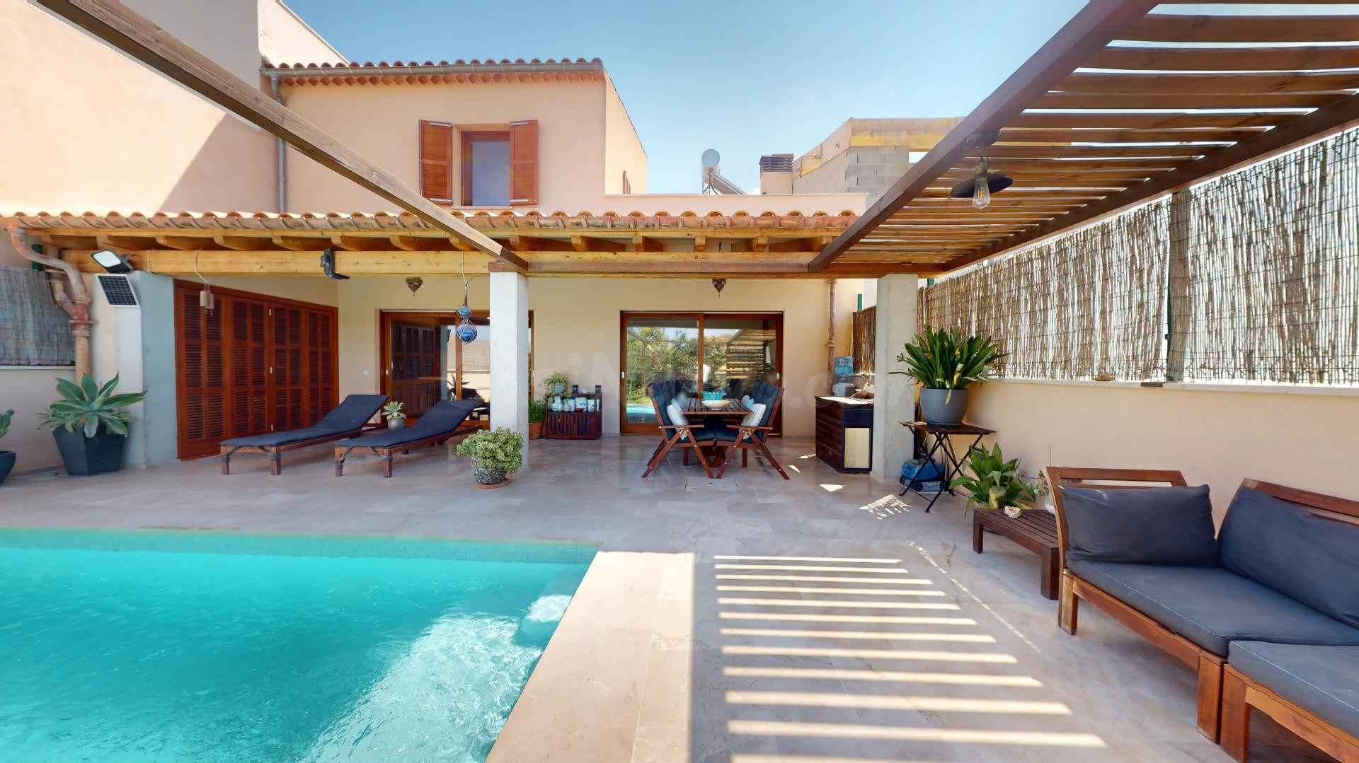 Exclusiva vivienda con piscina, placas solares y lista para  - foto 3