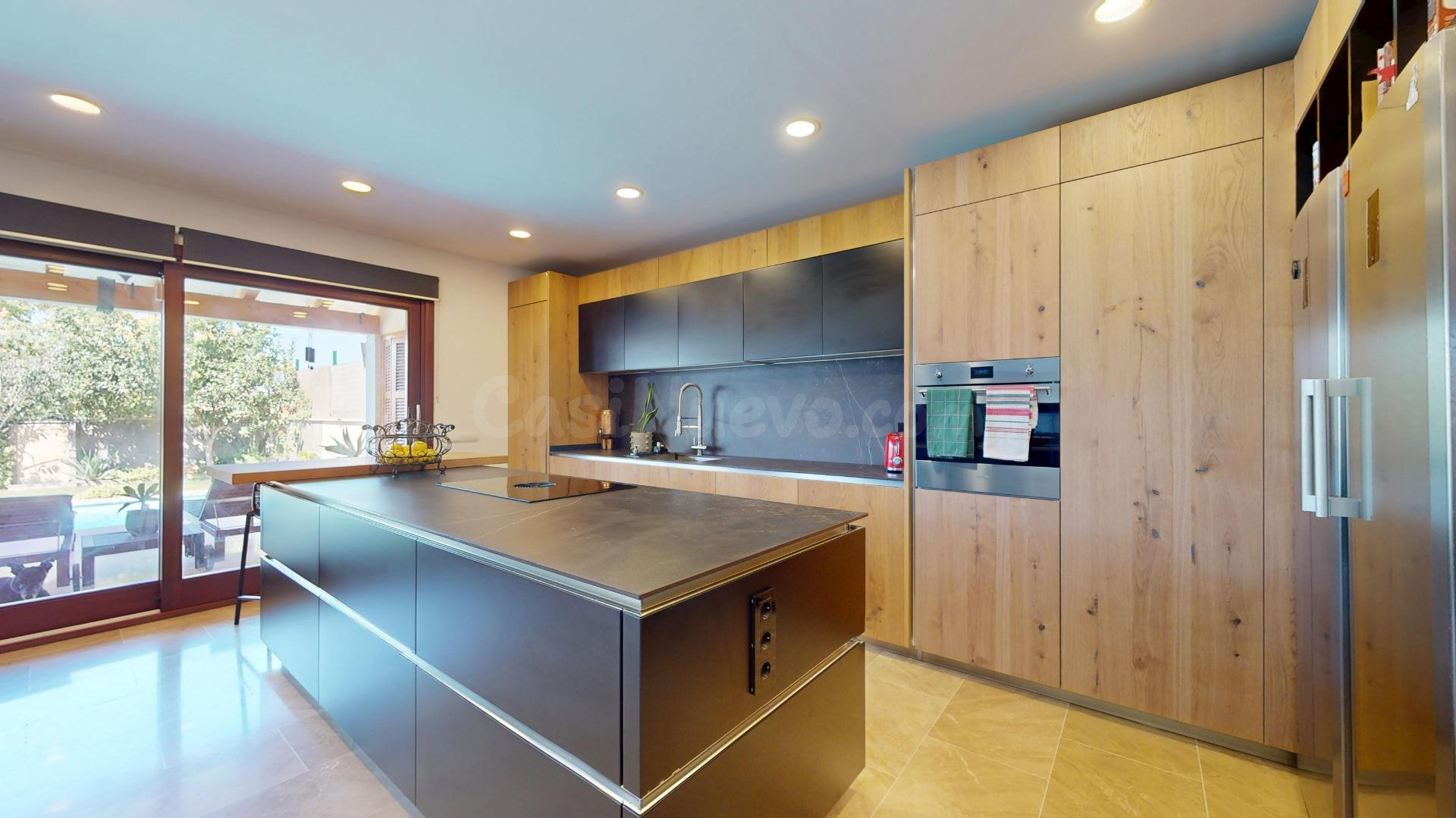 Exclusiva vivienda con piscina, placas solares y lista para  - foto 5