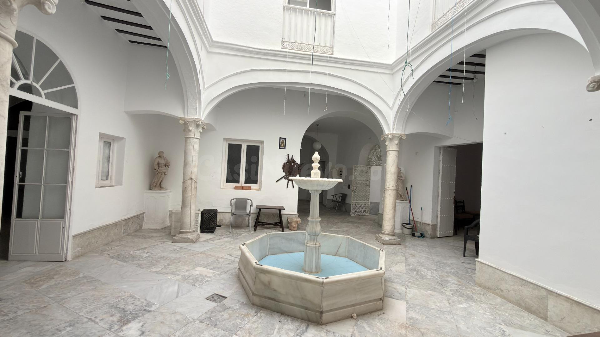 CASA DE DOS PLANTAS EN EL CENTRO DE MOGUER (HUELVA)