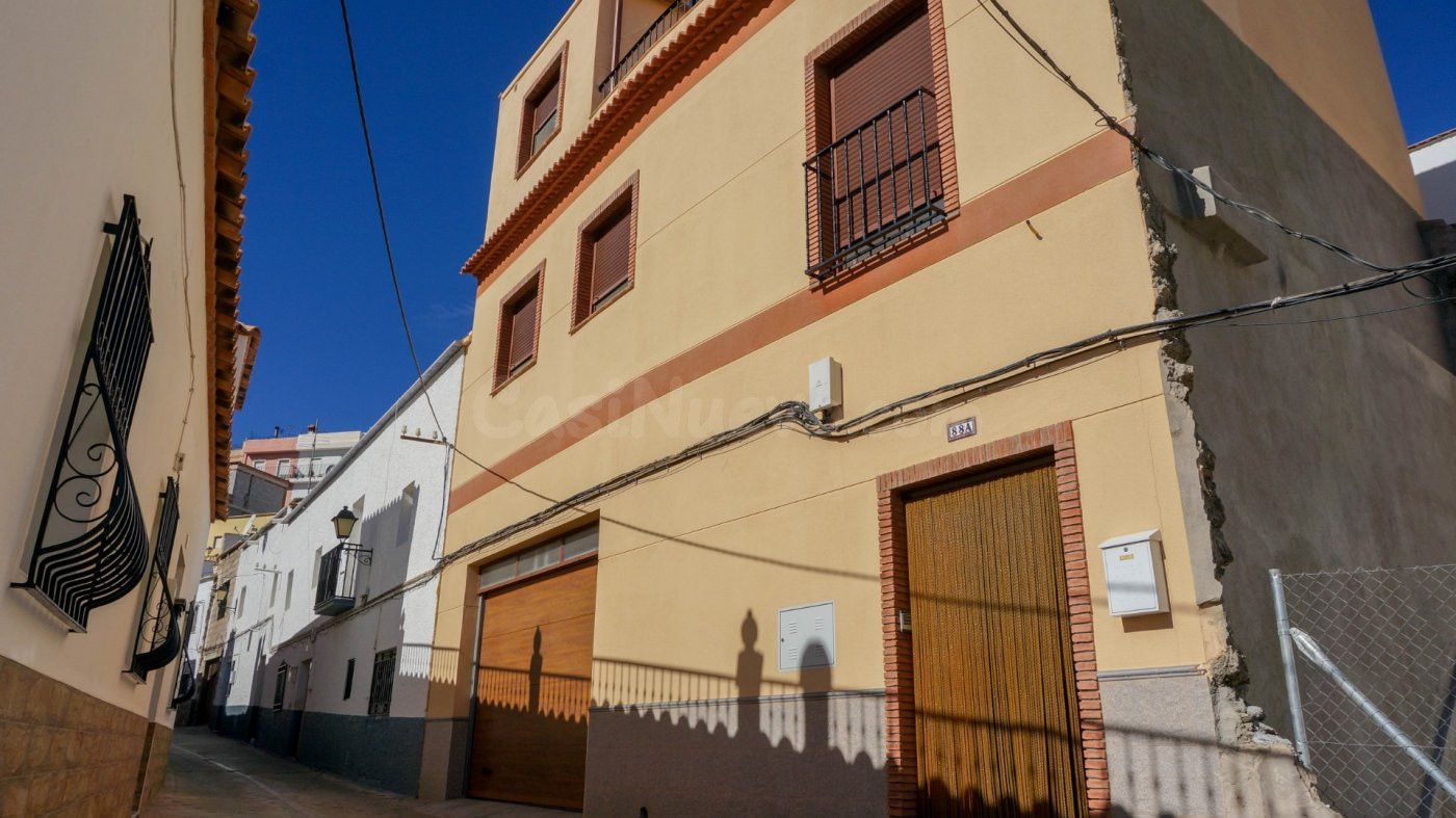 CASA EN VENTA COCHERA MAS 2 PLANTAS EN ABRUCENA - foto 2