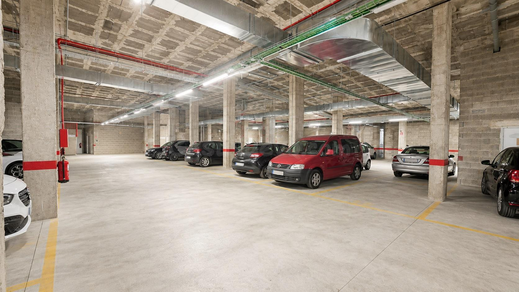 Plaza de parking en alquiler para coche mediano junto a Molinos de calle Industria