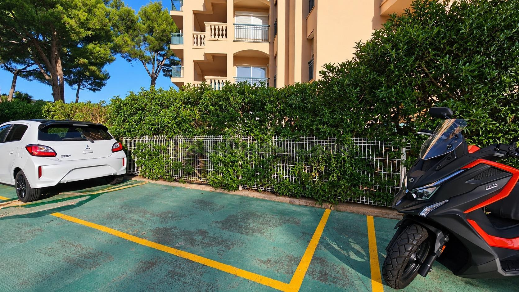 Venta de plaza de parking exterior en finca residencial
